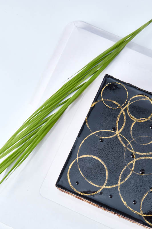 比利黑巧克力鲜奶慕斯杏仁蛋糕图片