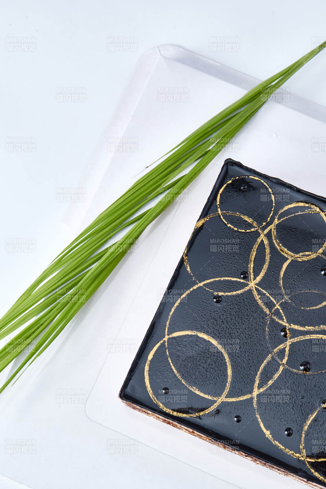 比利黑巧克力鲜奶慕斯杏仁蛋糕图片