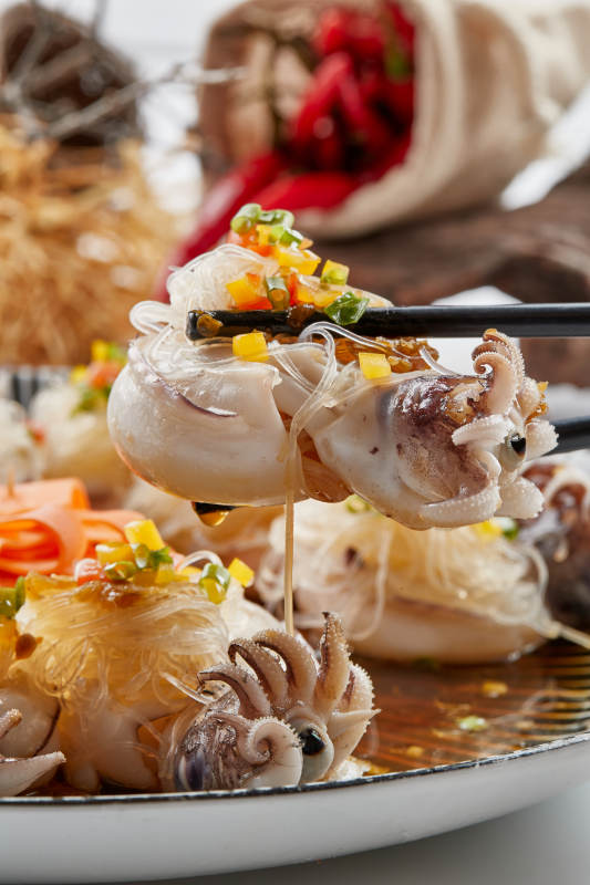 精美餐具装的蒜蓉粉丝蒸籽乌图片