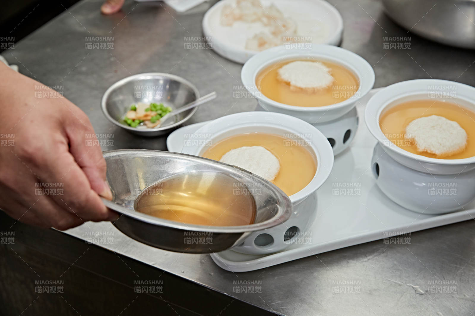 人与食物紧张忙碌的中餐厨房图片