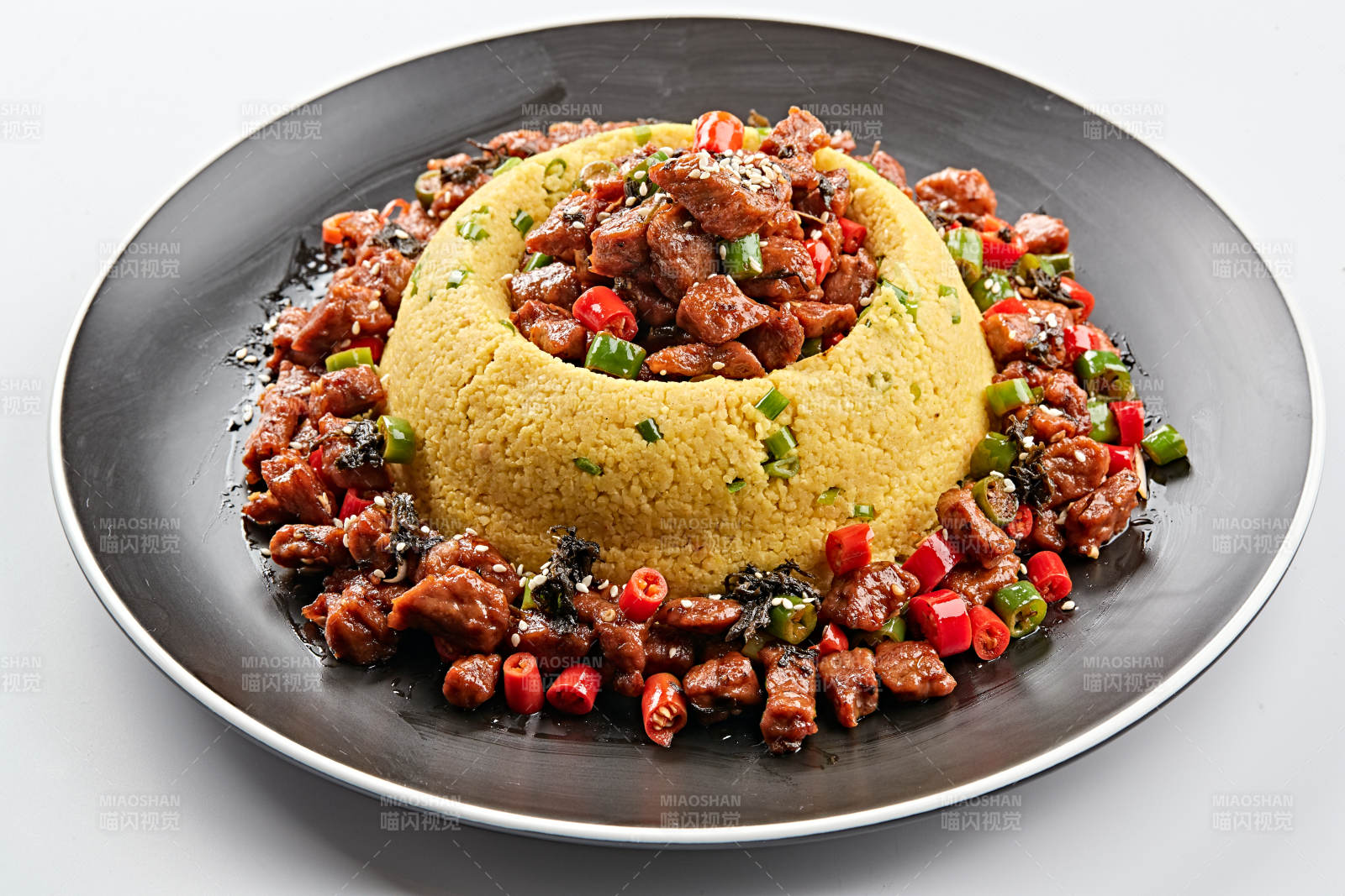 黑色磁盘装的金米辣味飘香牛仔粒图片