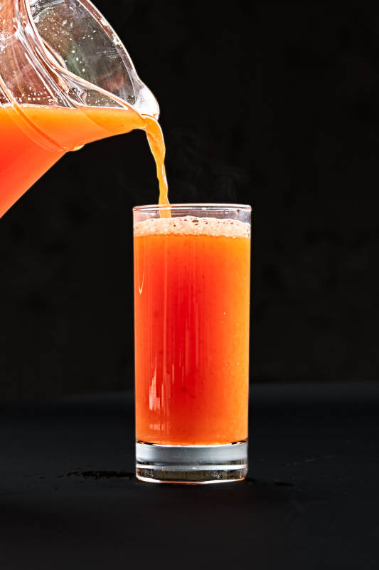 玻璃器皿装的鲜榨胡萝卜汁图片