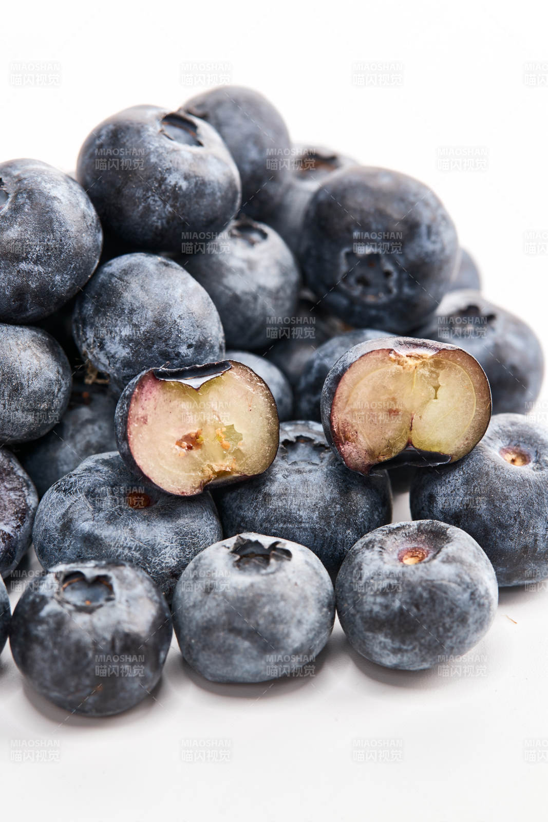 白色背景上摆放的水润新鲜蓝莓果图片