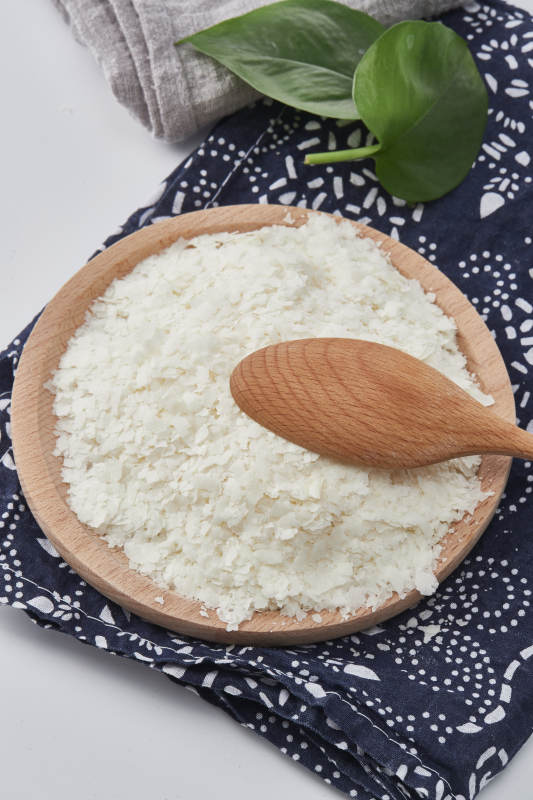 白色背景上的速食土豆泥颗粒图片