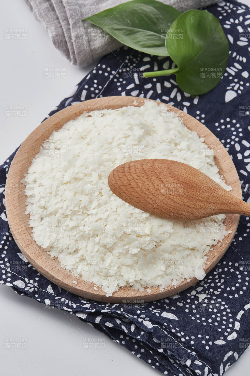 白色背景上的速食土豆泥颗粒图片