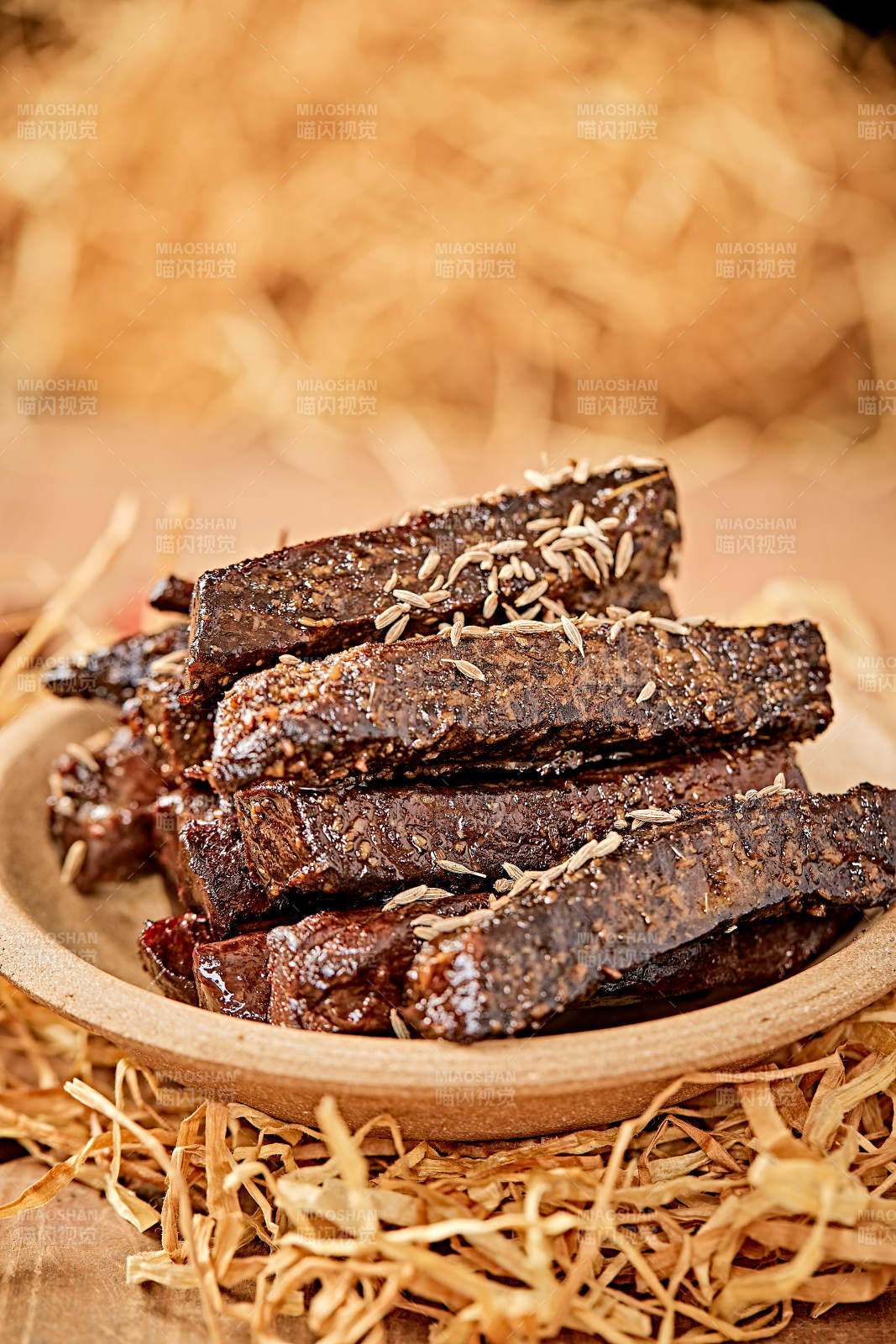 陶瓷餐具装摆的内蒙古特产牛肉干图片