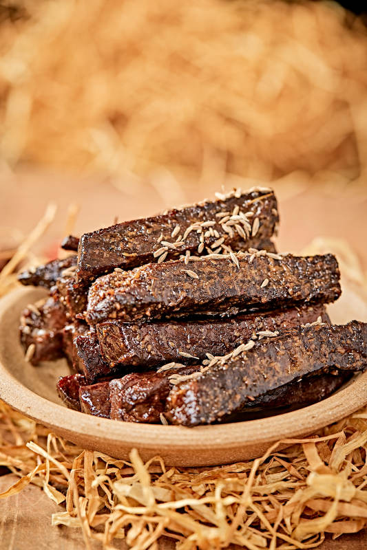 陶瓷餐具装摆的内蒙古特产牛肉干图片