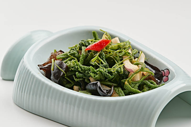 精美餐具装的木耳洋葱拌蕨菜图片