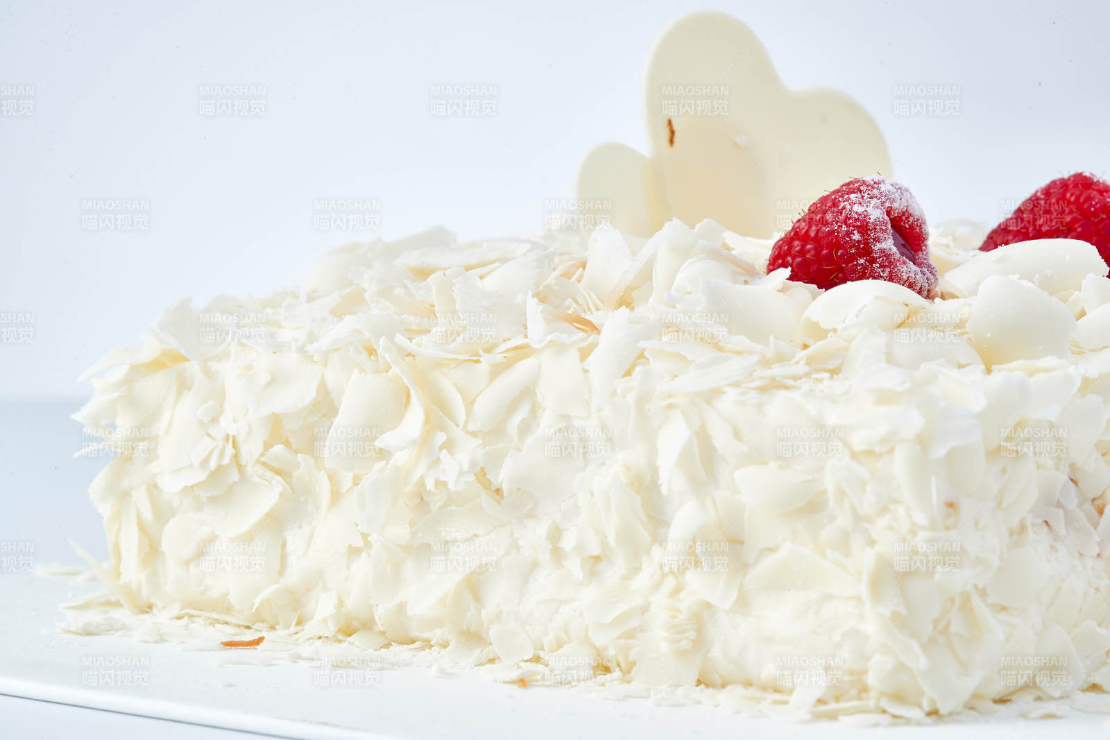 草莓白巧克力榴莲慕斯生日蛋糕图片