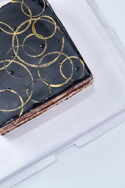 比利黑巧克力鲜奶慕斯杏仁蛋糕图片