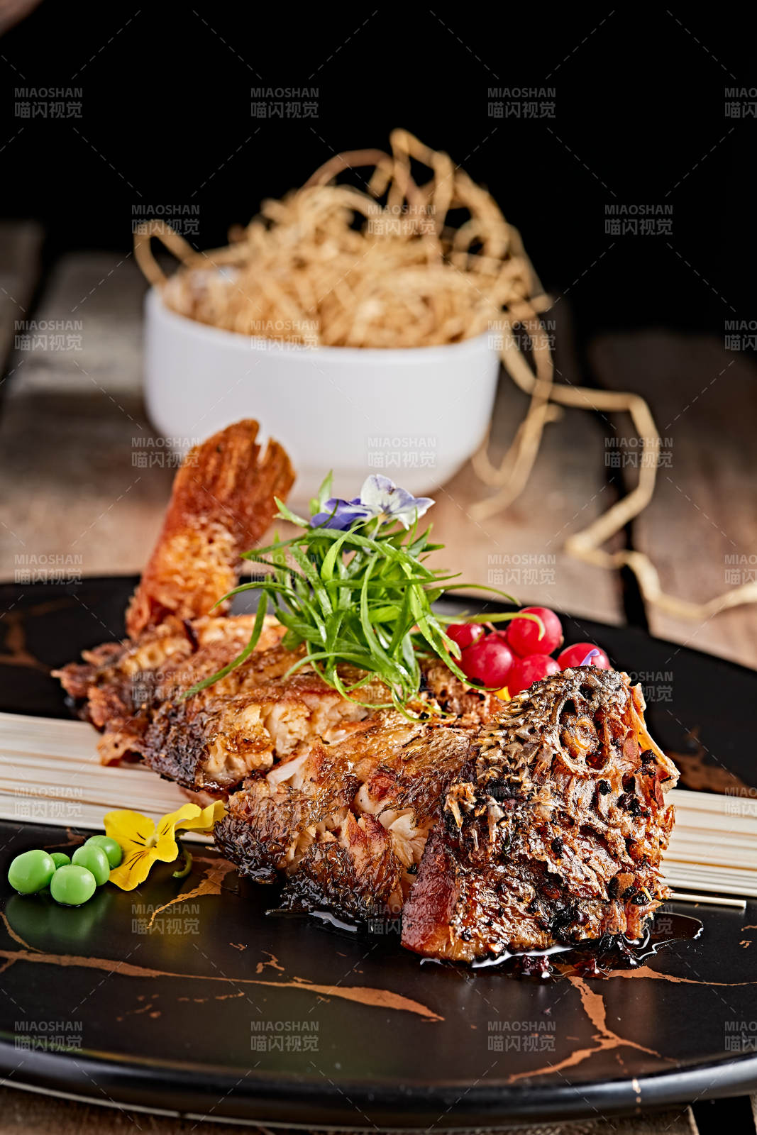 精美瓷餐具装的油炸糟醉鱼图片