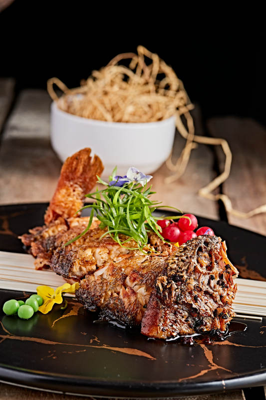 精美瓷餐具装的油炸糟醉鱼图片