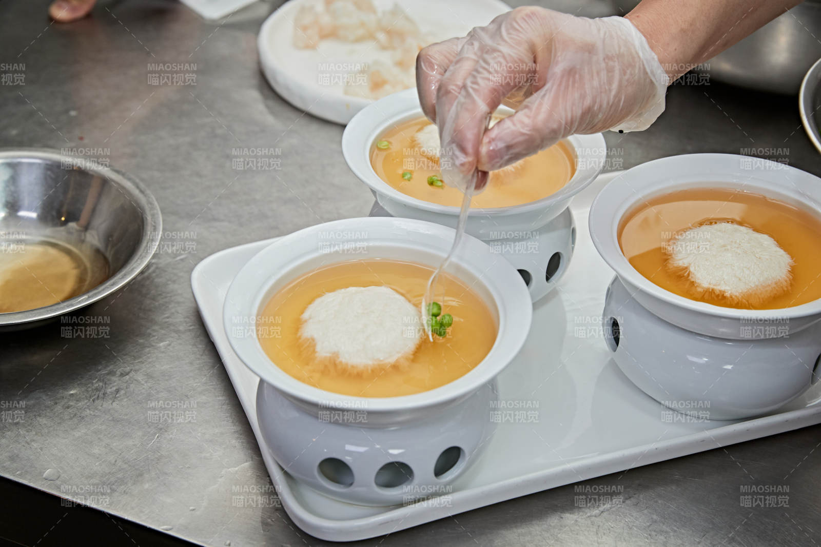 人与食物紧张忙碌的中餐厨房图片