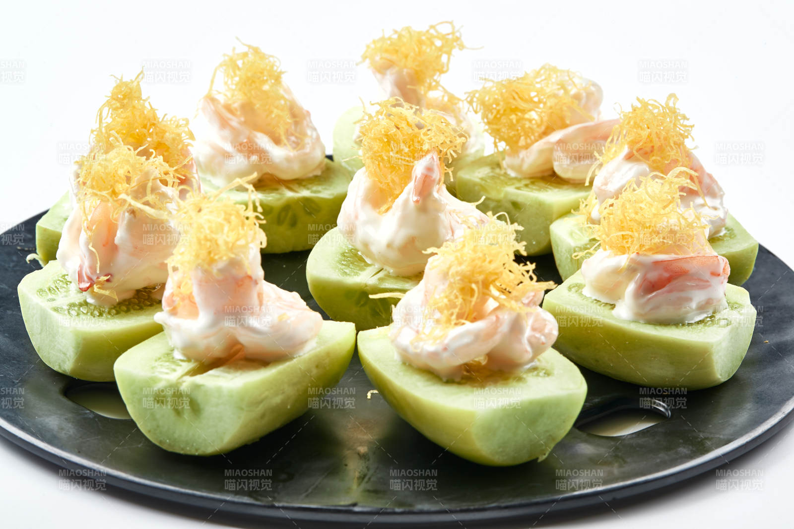 黑色瓷盘装的沙拉大虾仁图片