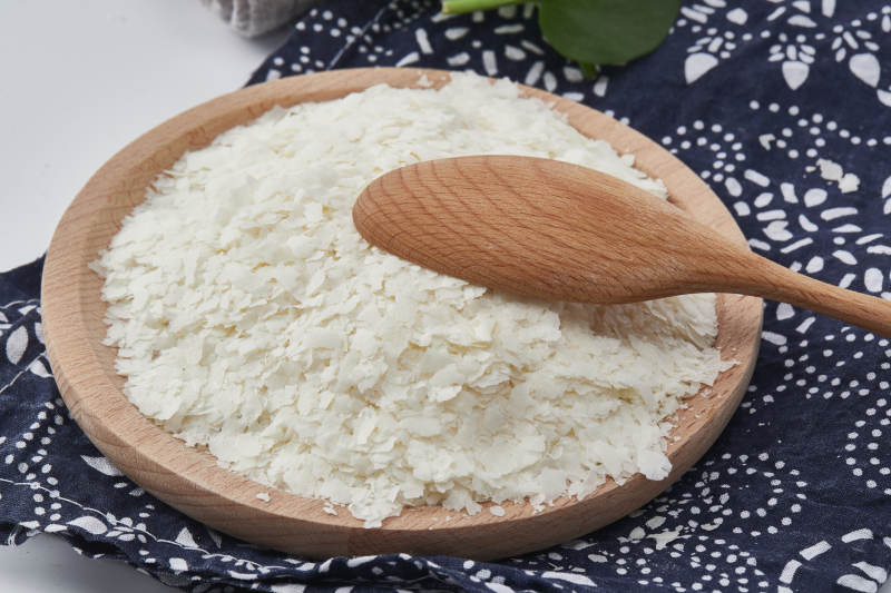 白色背景上的速食土豆泥颗粒图片