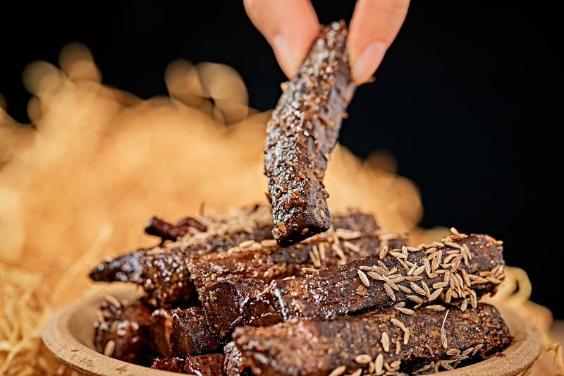 陶瓷餐具装摆的内蒙古特产牛肉干图片