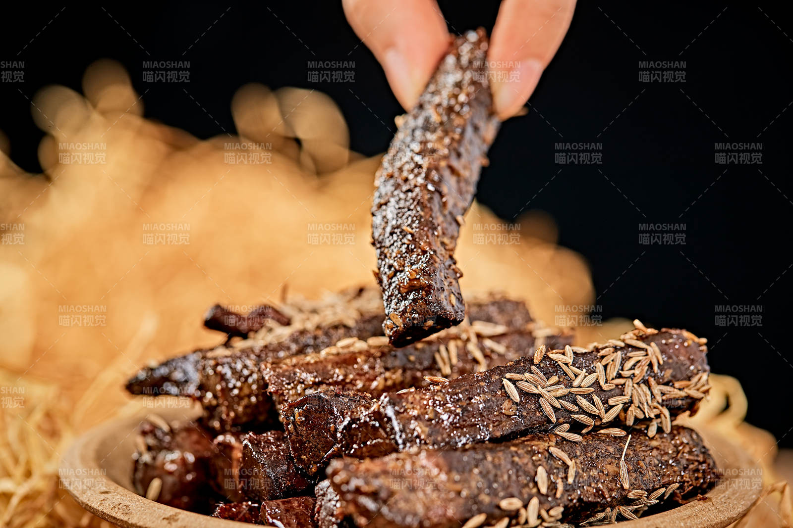 陶瓷餐具装摆的内蒙古特产牛肉干图片