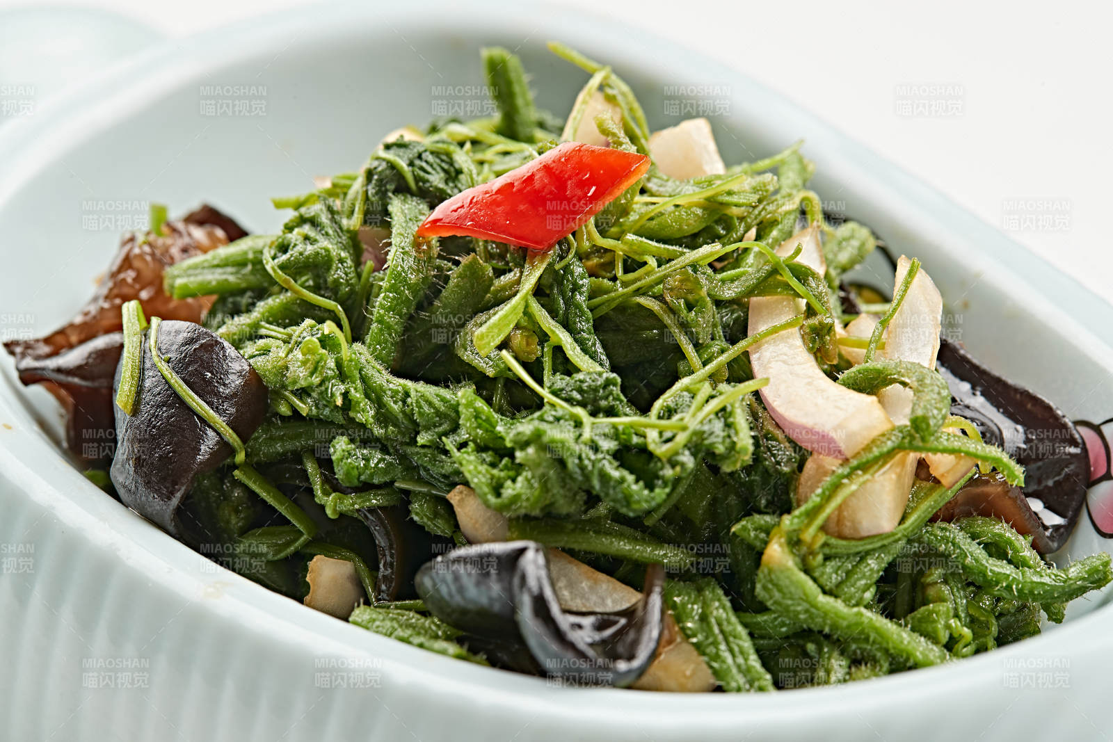 精美餐具装的木耳洋葱拌蕨菜图片