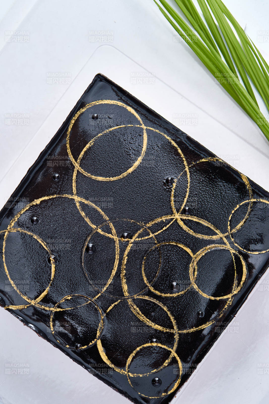 比利黑巧克力鲜奶慕斯杏仁蛋糕图片