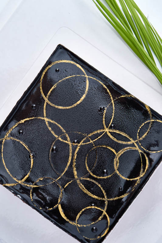 比利黑巧克力鲜奶慕斯杏仁蛋糕图片