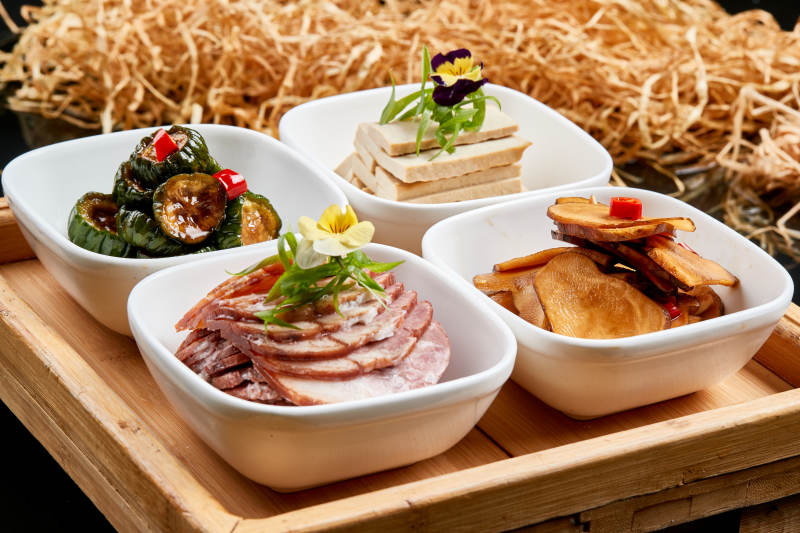 木质方桌摆放的农家四碗香图片