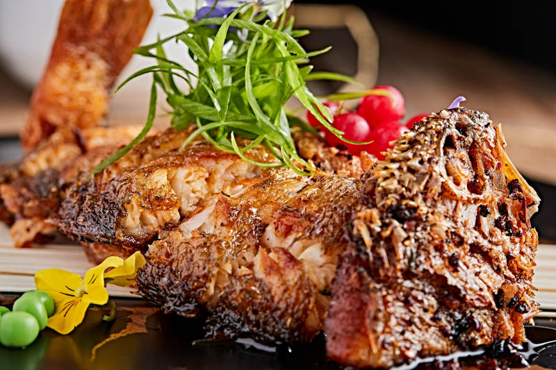 精美瓷餐具装的油炸糟醉鱼图片