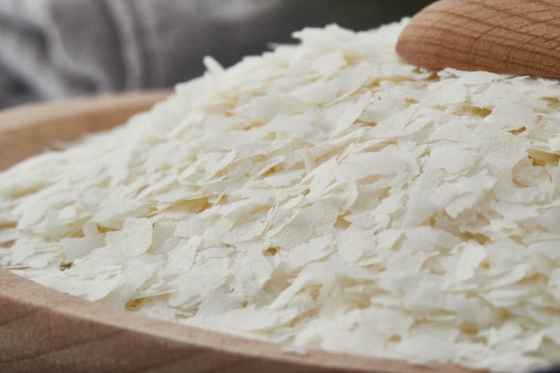 白色背景上的速食土豆泥颗粒图片