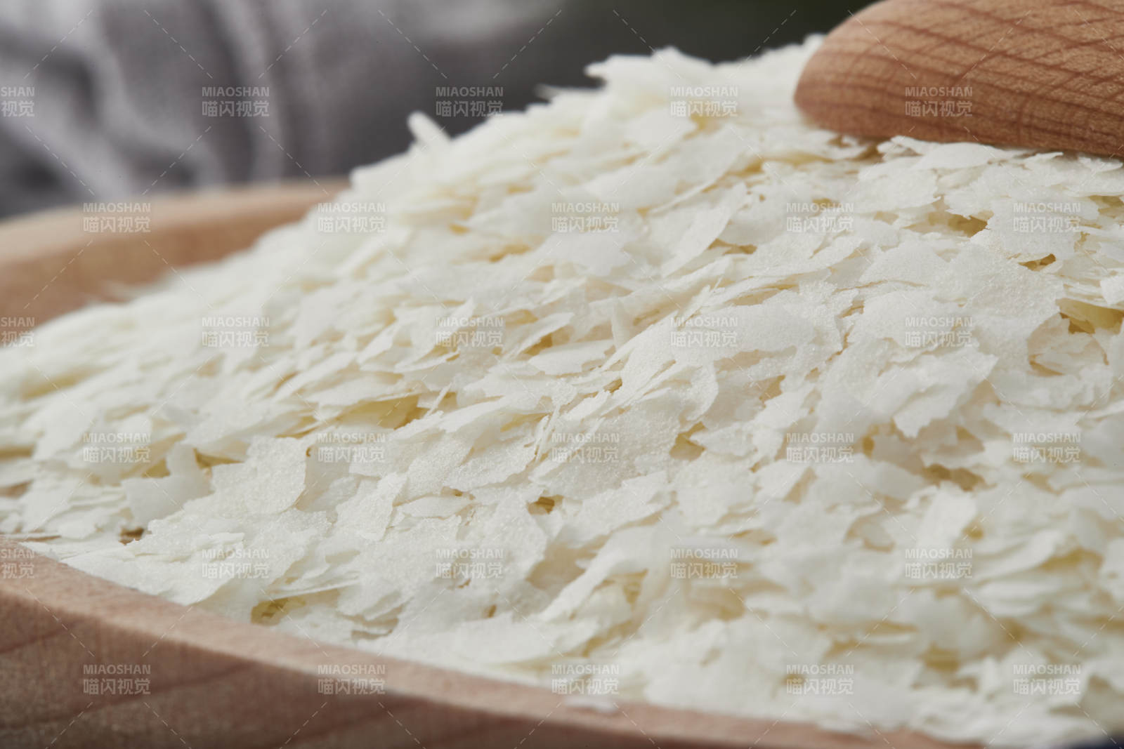 白色背景上的速食土豆泥颗粒图片