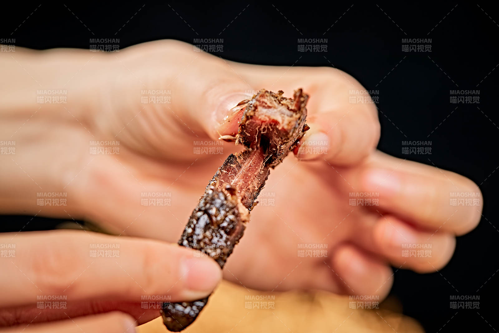 陶瓷餐具装摆的内蒙古特产牛肉干图片