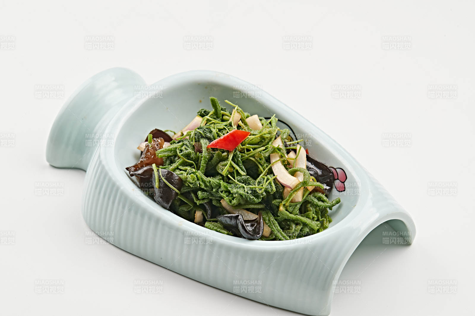 精美餐具装的木耳洋葱拌蕨菜图片