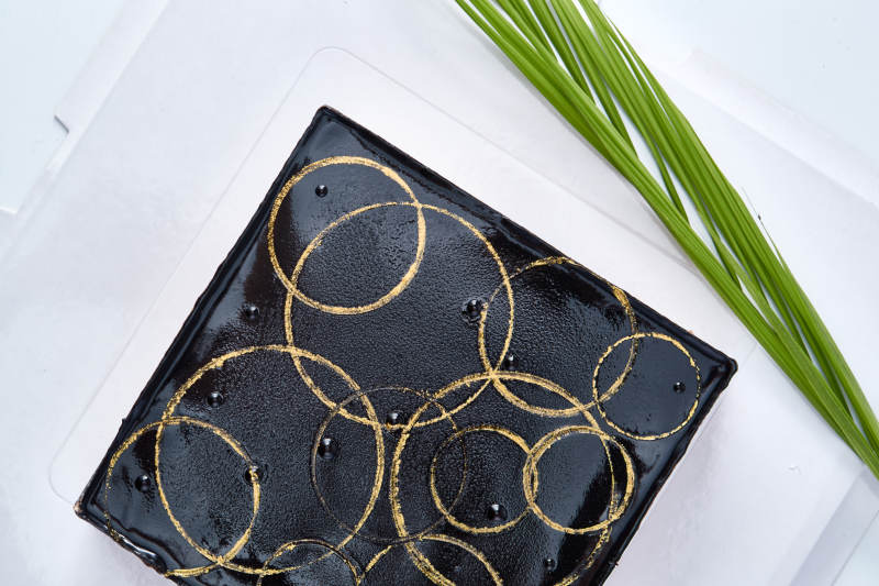 比利黑巧克力鲜奶慕斯杏仁蛋糕图片