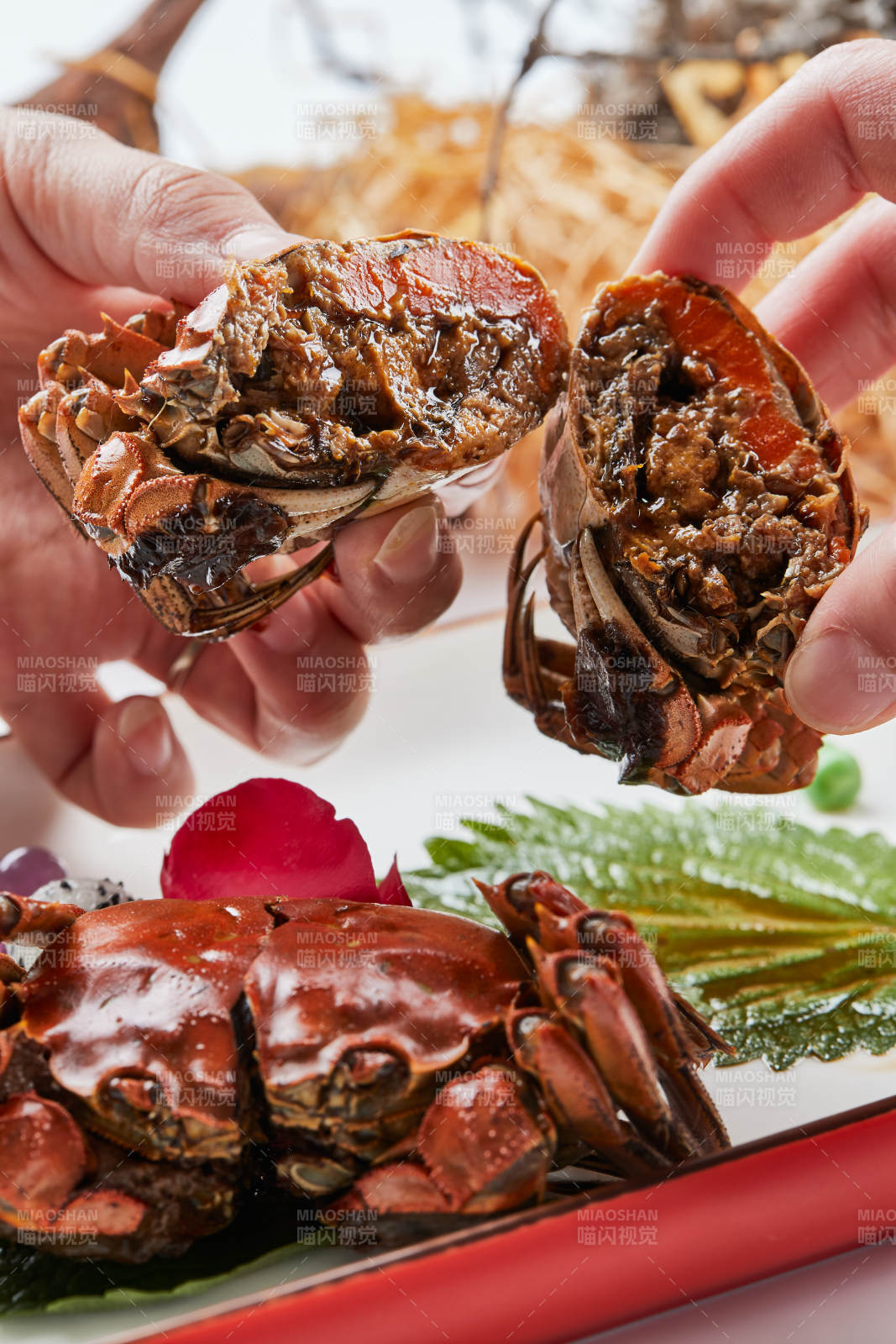 精美餐具装的风味糟醉阳澄湖大闸蟹图片