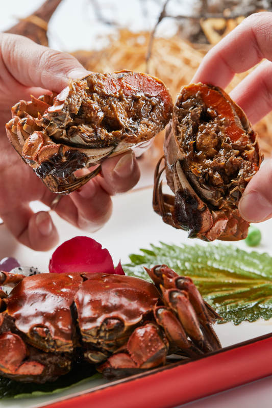 精美餐具装的风味糟醉阳澄湖大闸蟹图片