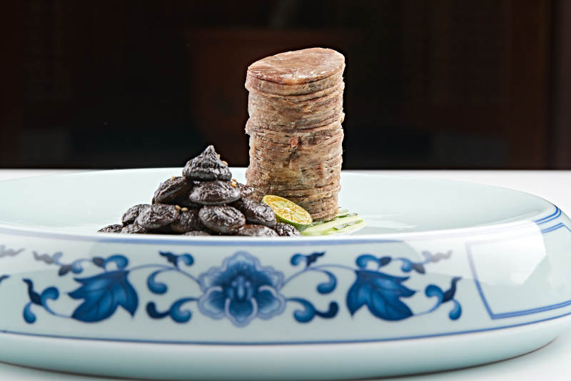 青花瓷盘装的酱腌口蘑配压肘花图片