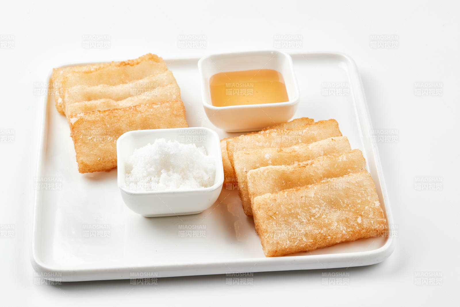 白色瓷盘装的美味香炸糯米糍粑图片