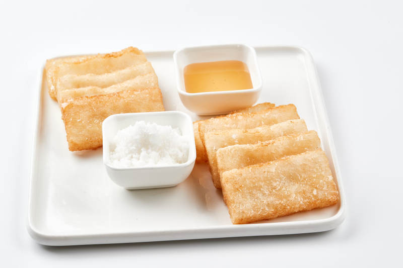 白色瓷盘装的美味香炸糯米糍粑图片