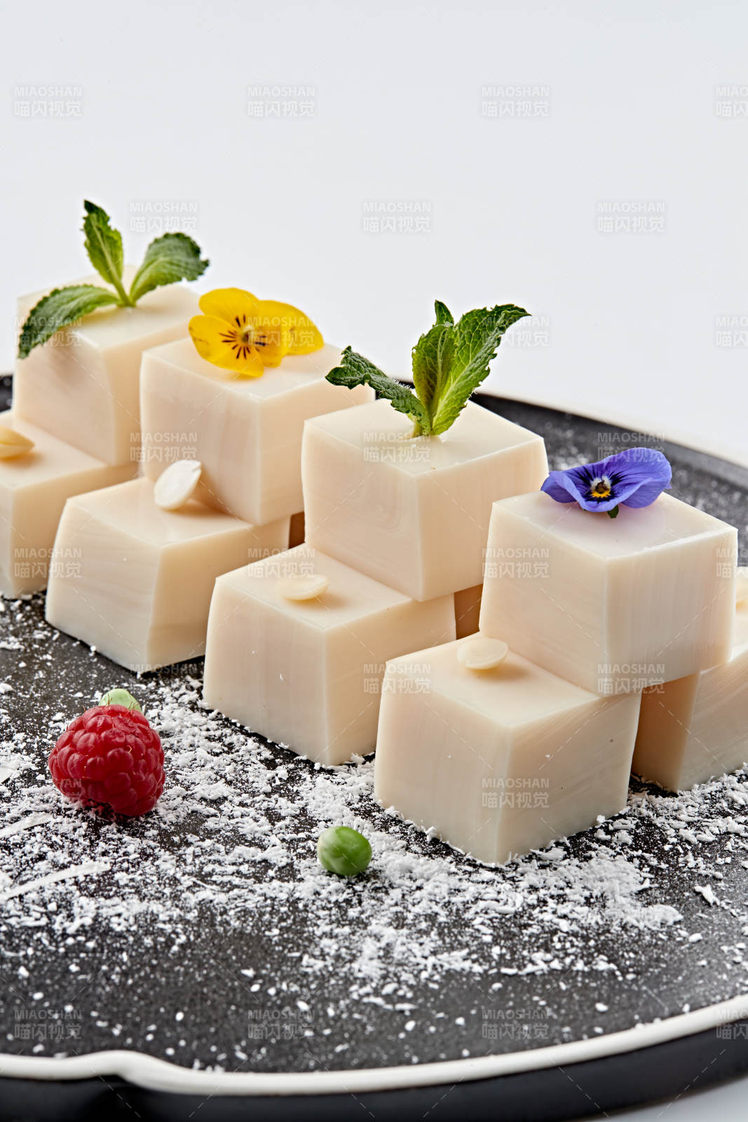 精美餐具装的自制杏仁豆腐图片