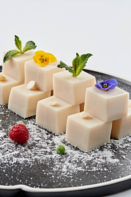 精美餐具装的自制杏仁豆腐图片