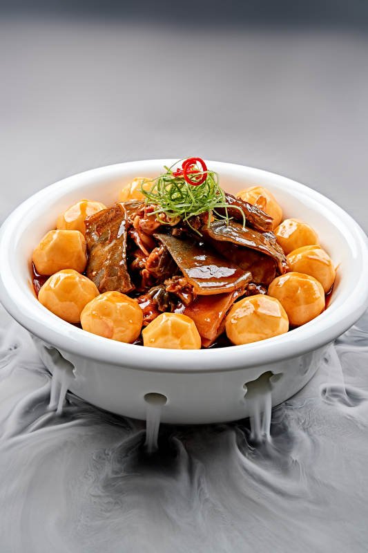 白色瓷餐具装的浓香红烧土豆炖甲鱼图片