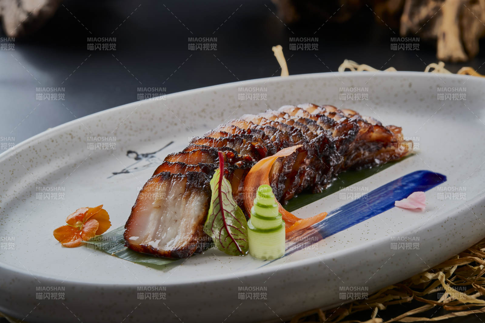 精美餐具装的秘制广味叉烧肉图片