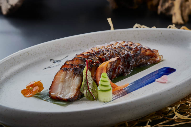 精美餐具装的秘制广味叉烧肉图片