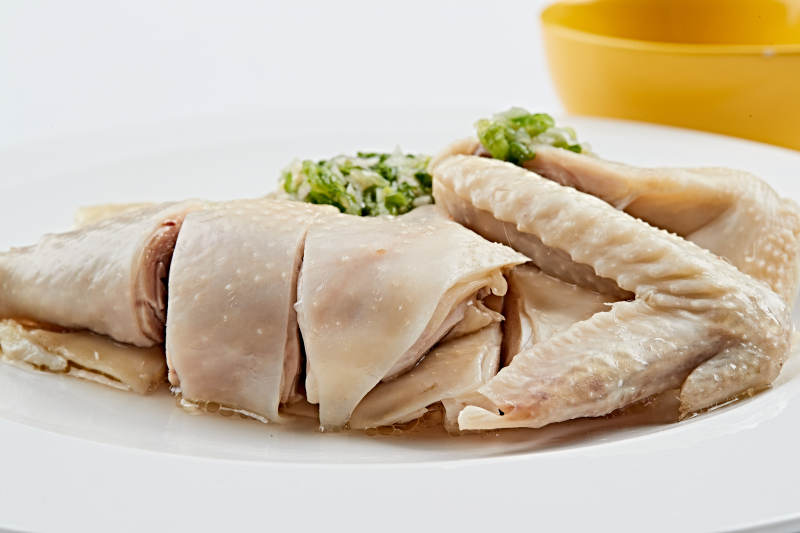 白色盘装的广式蘸汁白切鸡图片