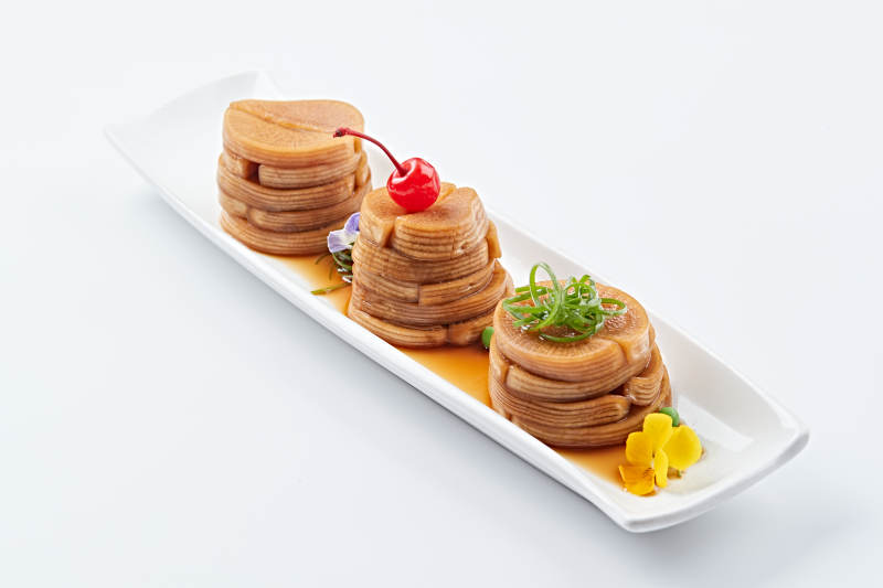 白色瓷盘装的腌渍萝卜图片