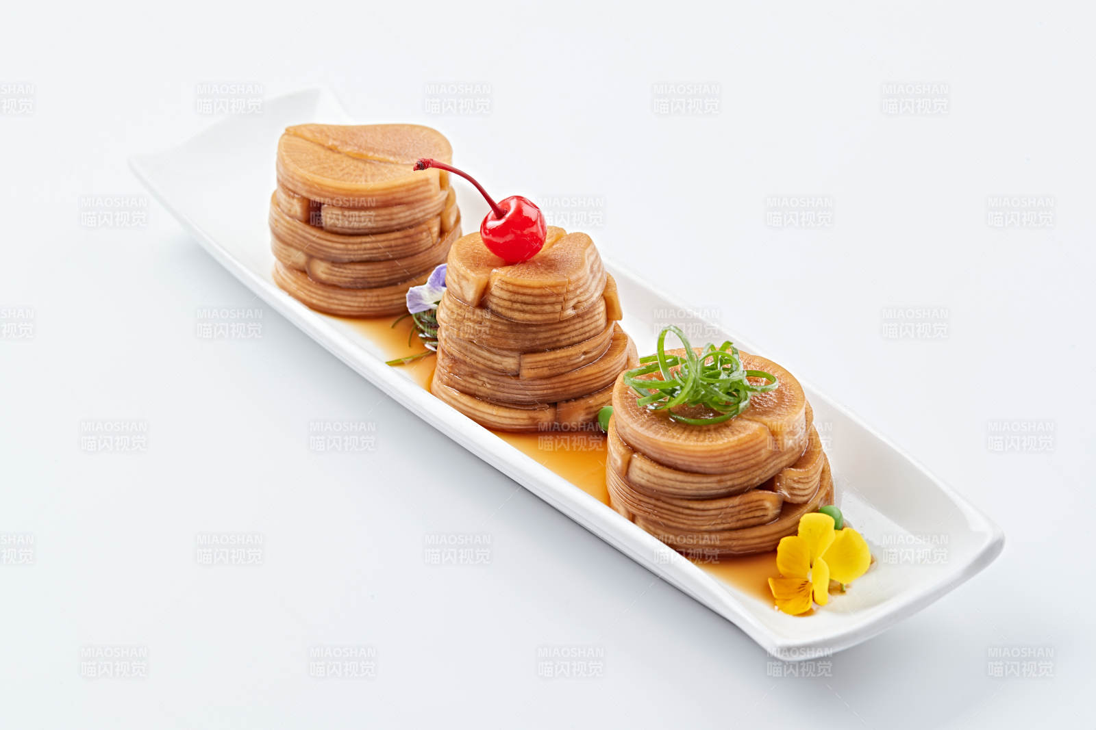 白色瓷盘装的腌渍萝卜图片