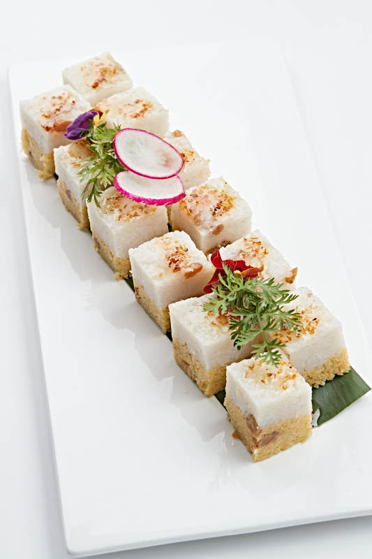 白色瓷盘装的桂花蜜双色米糕图片