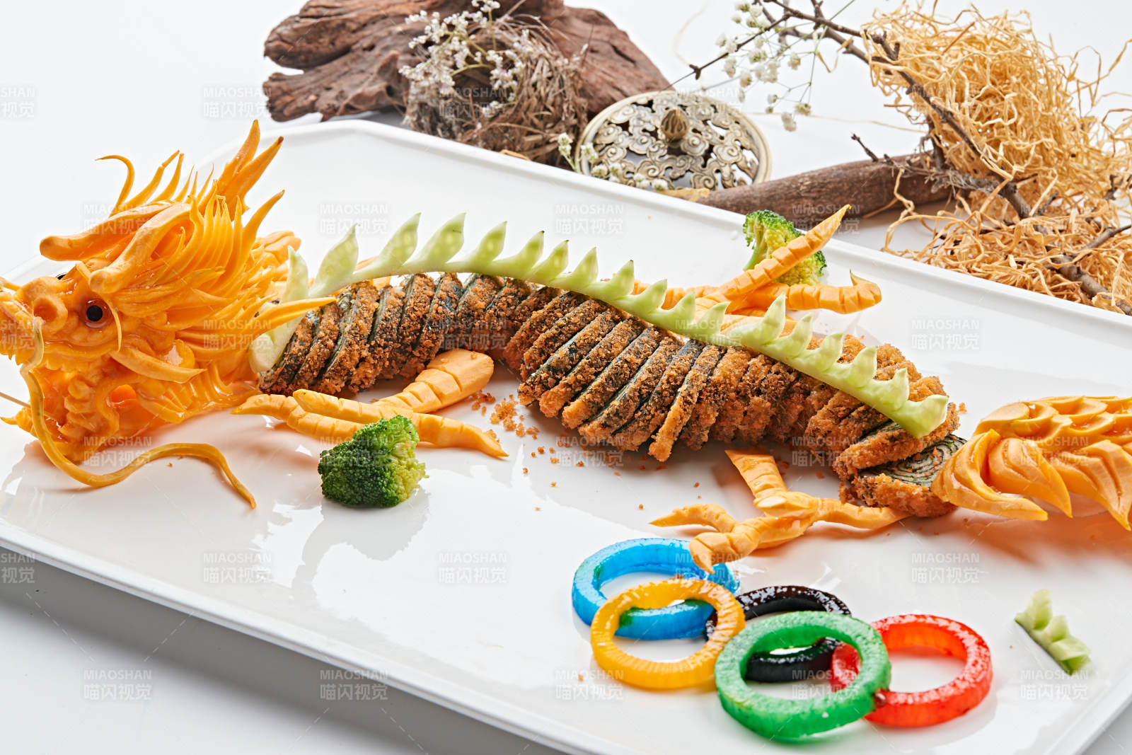 传统中国龙造型雕刻的蟹籽海苔卷图片