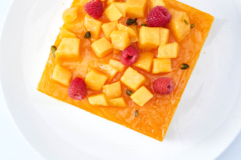 树莓芒果鲜奶慕斯蛋糕图片