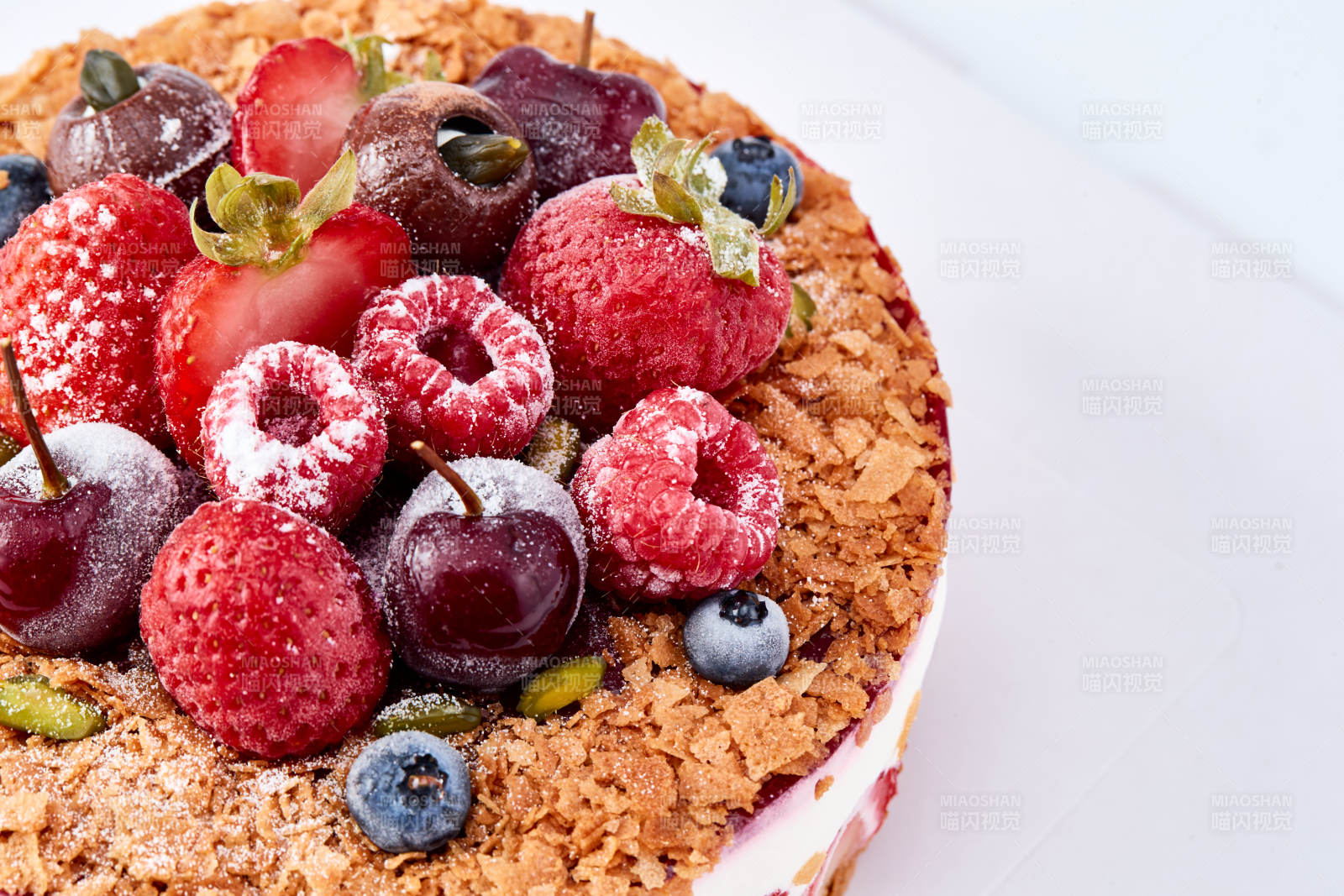 鲜水果点缀的鲜奶慕斯草莓烤坚果生日蛋糕图片