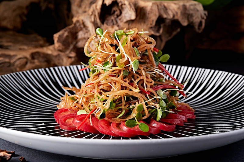 香椿苗炝拌杏鲍菇丝配圣女果图片