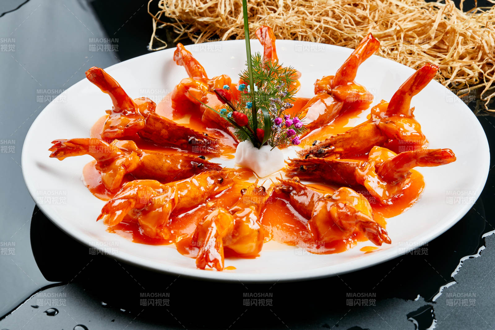 白色瓷盘装的浇汁油炸开背大明虾图片
